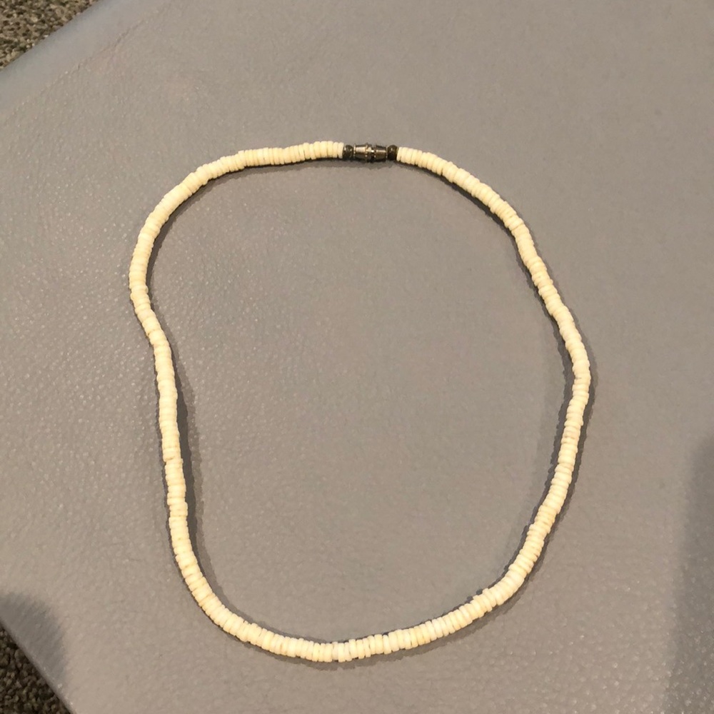 Cream colored beach-y necklace with screw closure